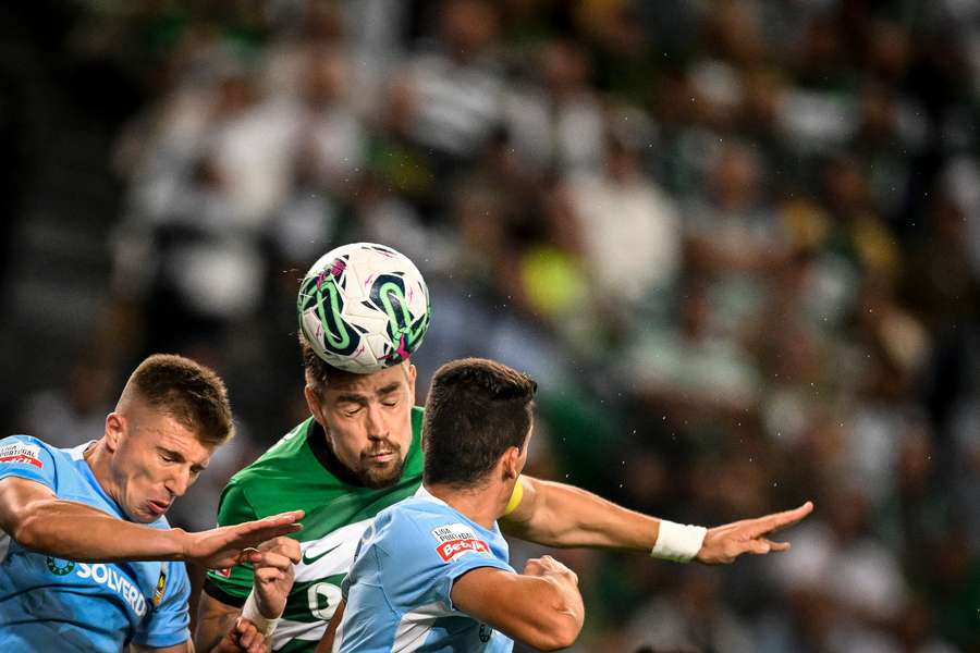 Costinha em duelo aéreo com Coates, capitão do Sporting