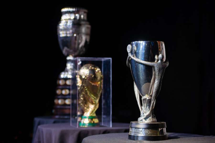 Trofeo de la Finalissima, junto a la Copa del Mundo y la Copa América