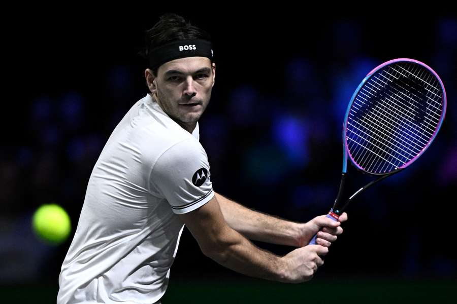 Taylor Fritz renvoie un revers face à Alexander Bublik lors du Masters 1000 de Paris à la Paris La Défense Arena. Taylor Fritz renvoie un revers face à Alexander Bublik lors du Masters 1000 de Paris à la Paris La Défense Arena.