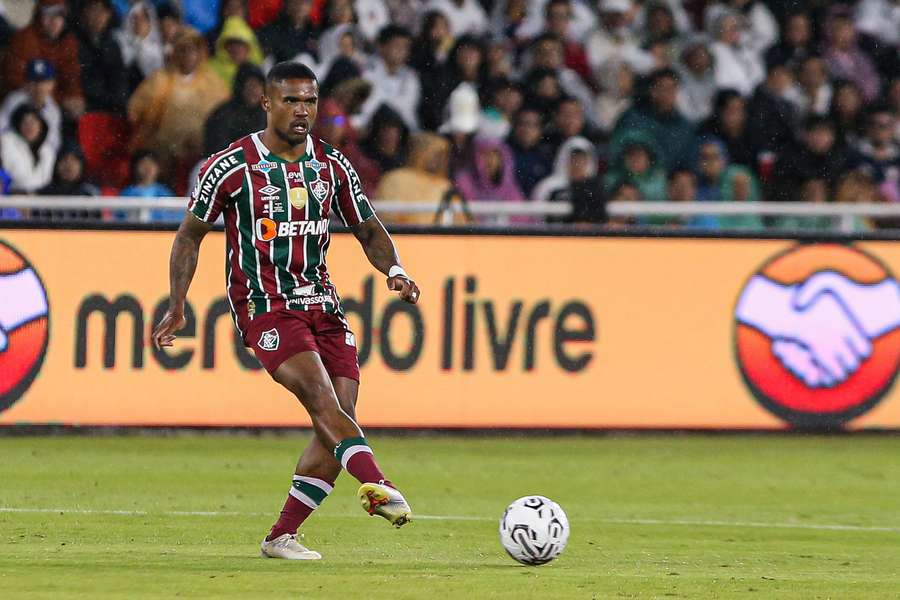 Douglas Costa é opção de Diniz para aumentar poder ofensivo contra a LDU