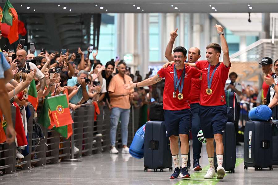 Iúri Leitão e Rui Oliveira na chegada do Aeroporto Francisco Sá Carneiro, no Porto