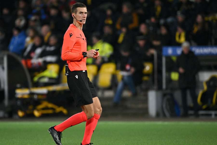 Manfredas Lukjancukas vai apitar partida do Sporting