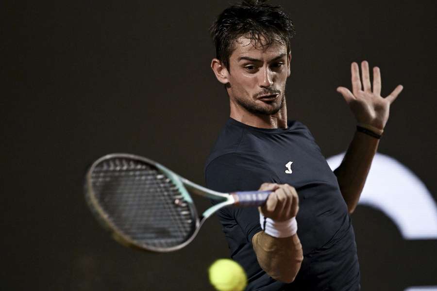 Mariano Navone em ação contra Cameron Norrie na semifinal do Rio Open