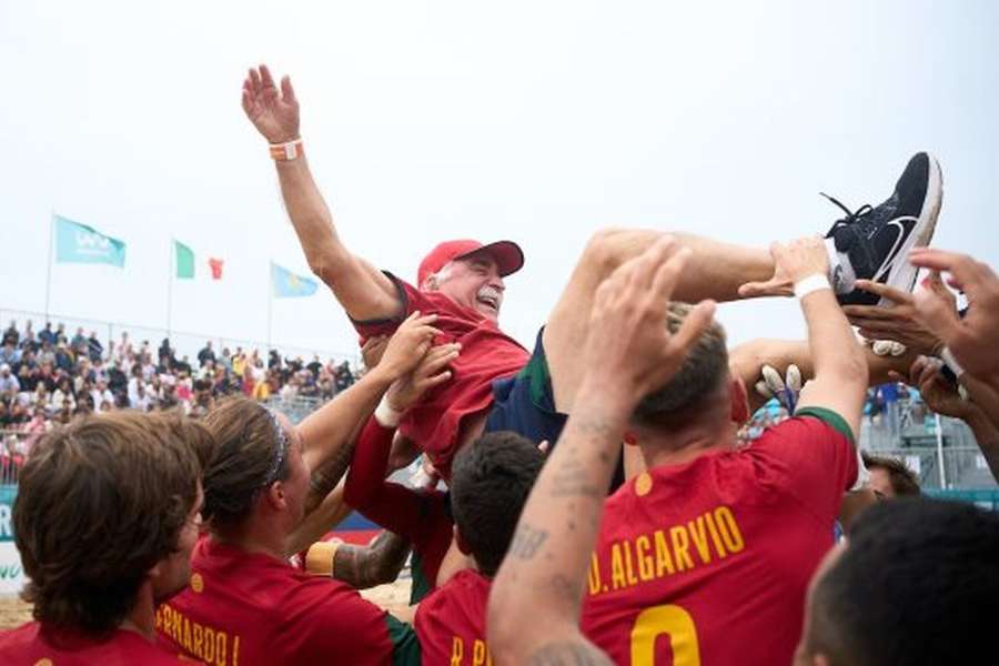 Mário Narciso em festa com os jogadores portugueses