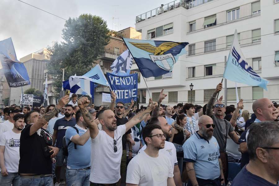 Adeptos da Lazio protestam contra Lotito