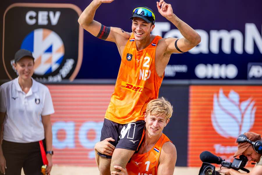 Steven van de Velde en Matthew Immers vieren de winst van de bronzen medaille