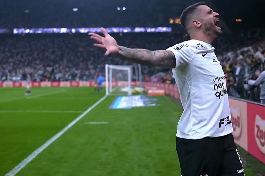 Renato Augusto abriu o placar no clássico