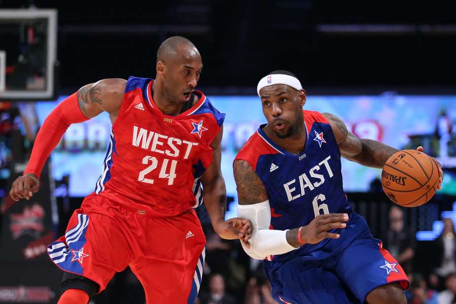 LeBron James (D) dribla enquanto disputa a bola com Kobe Bryant durante o All-Star Game da NBA de 2013