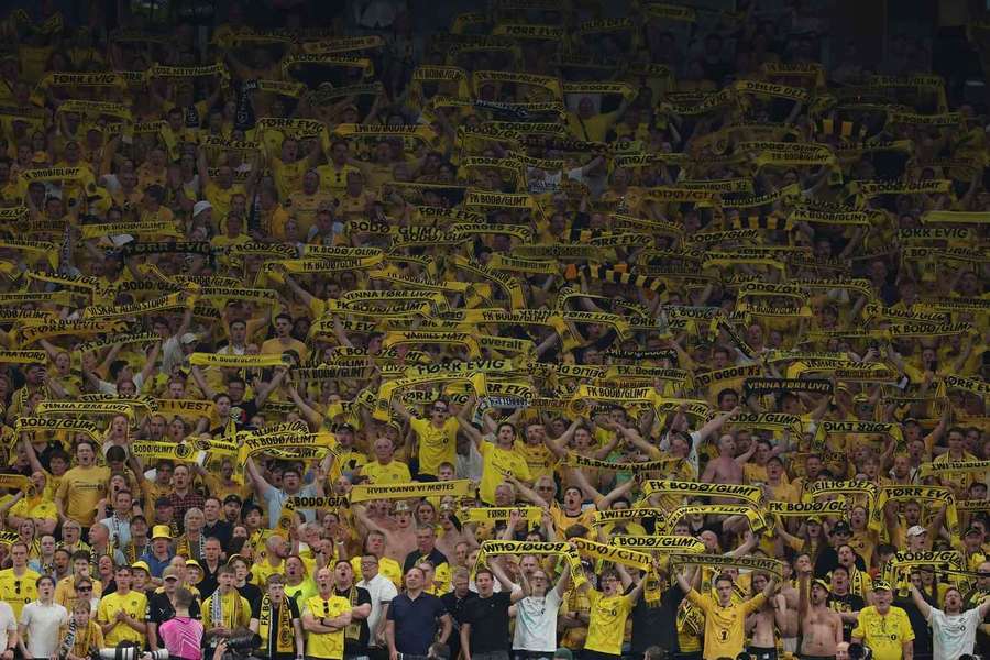 Fanii lui Bodo/Glimt în timpul manșei tur de la Londra