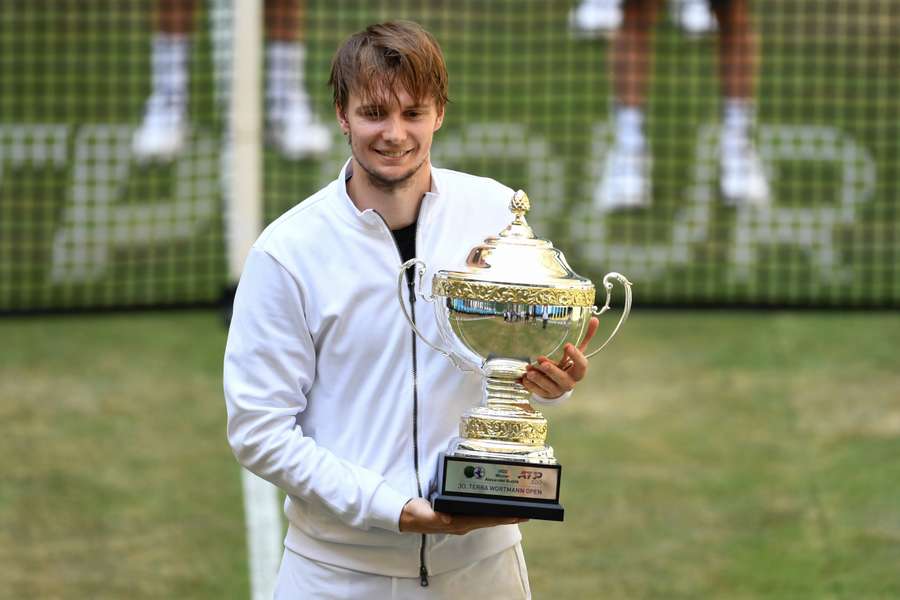 Kazach Alexander Bublik pózuje s trofejí po vítězství na turnaji ATP 500 Halle Open.