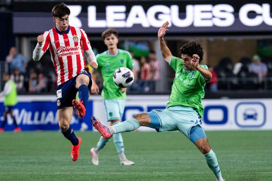 El mexicano Armando 'Hormiga' González intenta llevarse una pelota vestido de rojiblanco El mexicano Armando 'Hormiga' González intenta llevarse una pelota vestido de rojiblanco