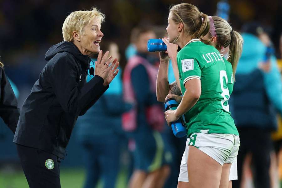 Vera Pauw gives instruction to her Ireland team during the game