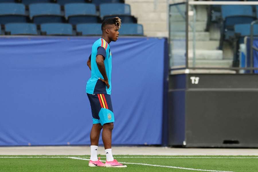 Nico Williams entrenando con España