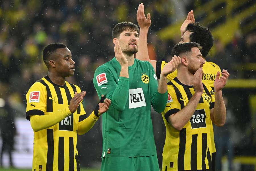 Los jugadores del Dortmund agradecen el apoyo a su afición