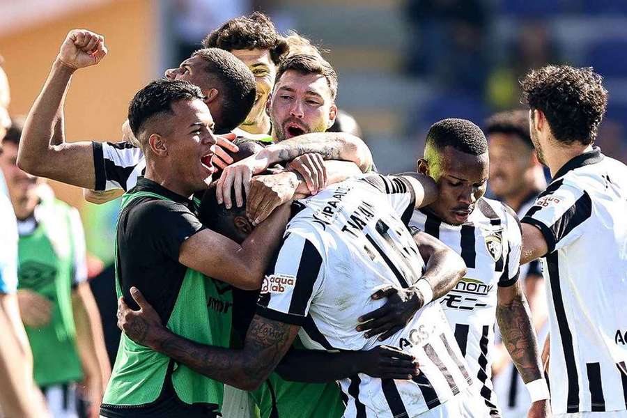 Jogadores do Portimonense festejam golo no último suspiro