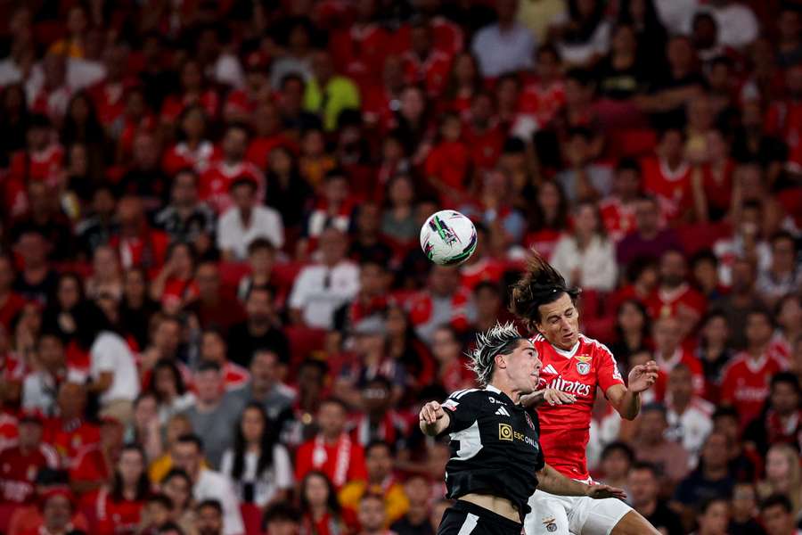 Larrazabal em duelo aéreo com Carreras no Estádio da Luz