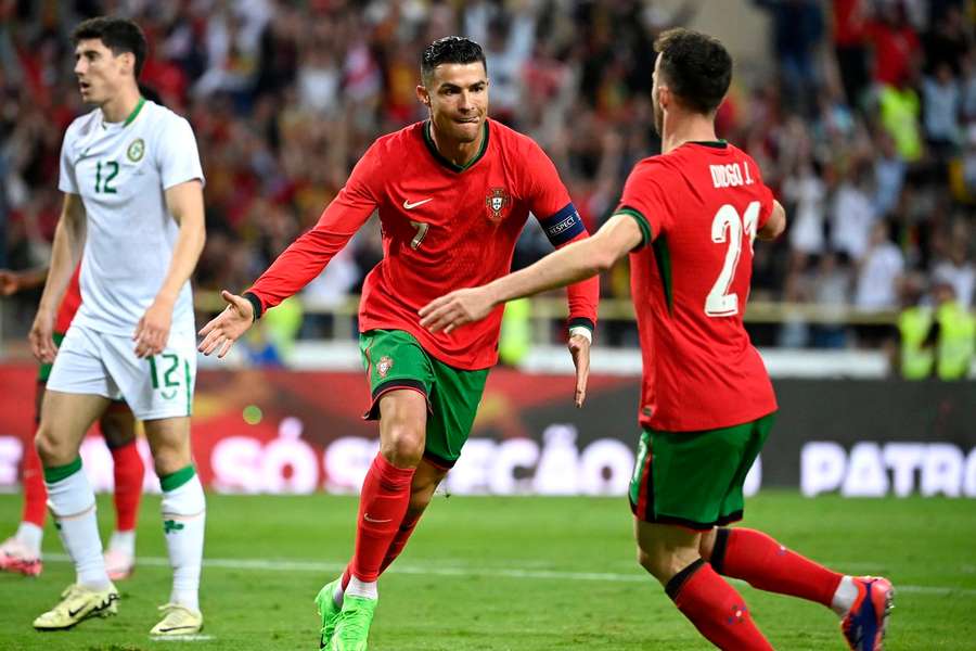 Cristiano Ronaldo bisou contra a República da Irlanda