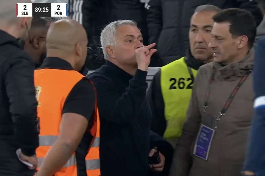 O gesto que valeu a expulsão a José Mourinho no Benfica-FC Porto O gesto que valeu a expulsão a José Mourinho no Benfica-FC Porto