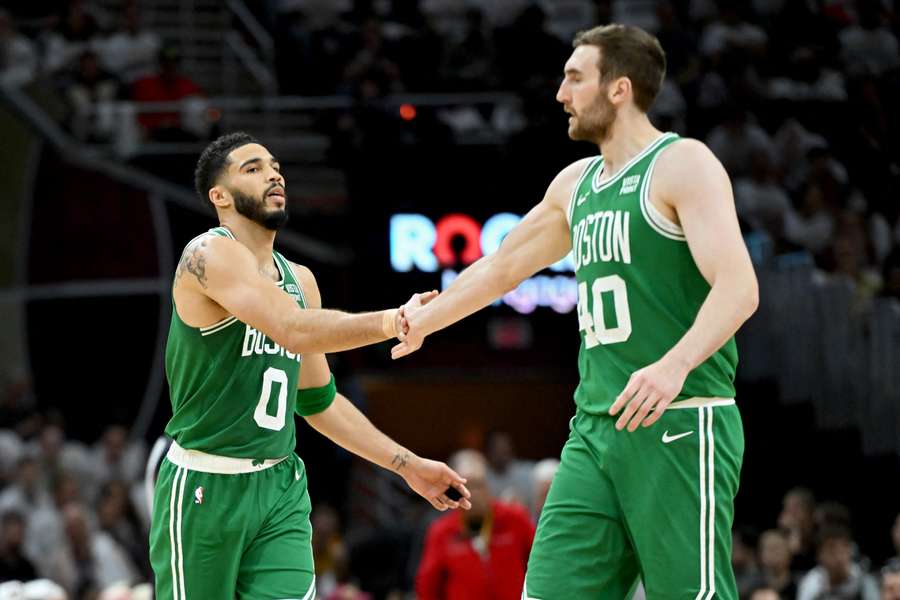 Jayson Tatum en Luke Kornet van de Boston Celtics