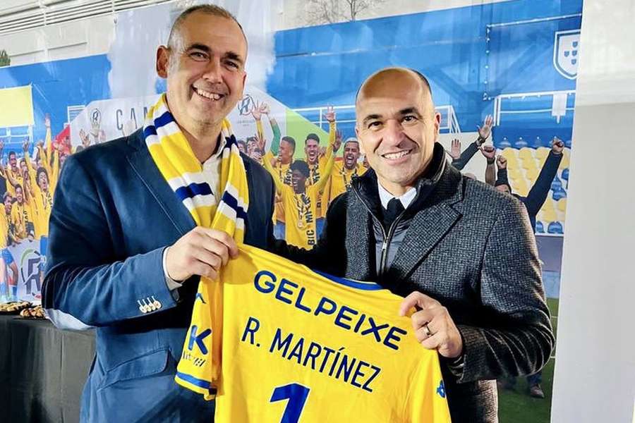 Roberto Martínez com a camisola personalizada do Estoril