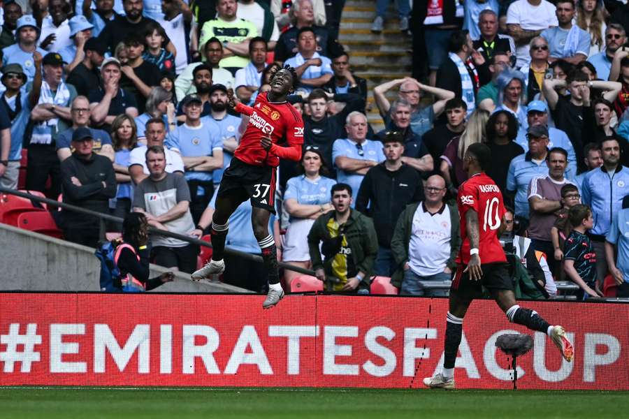 Kobbie Mainoo festeja o segundo golo do Manchester United em Wembley