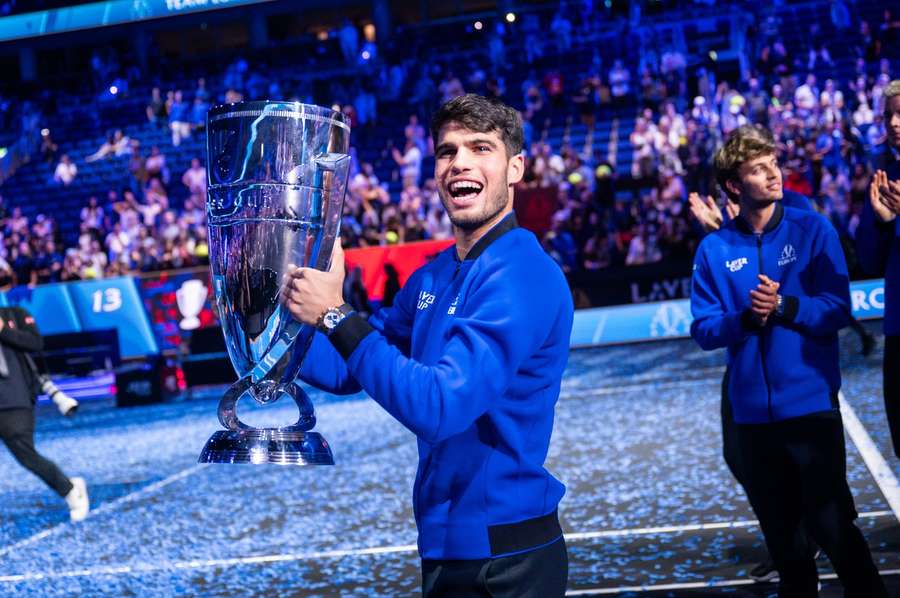 Carlitos com o troféu do torneio na Uber Arena, em Berlim