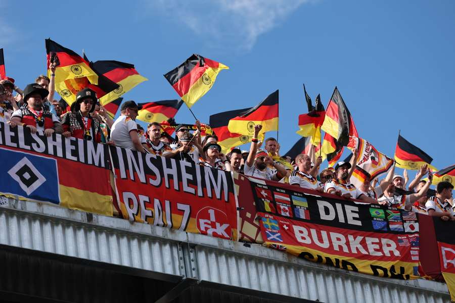 Bandeiras da torcida alemã trazem identidade única na Copa do Mundo