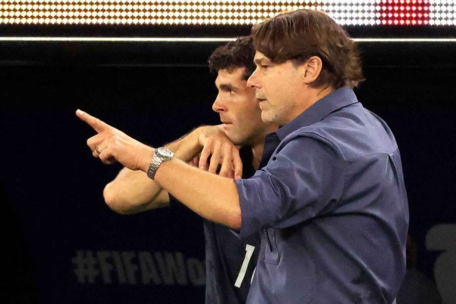 Mauricio Pochettino gives instructions to Christian Pulisic