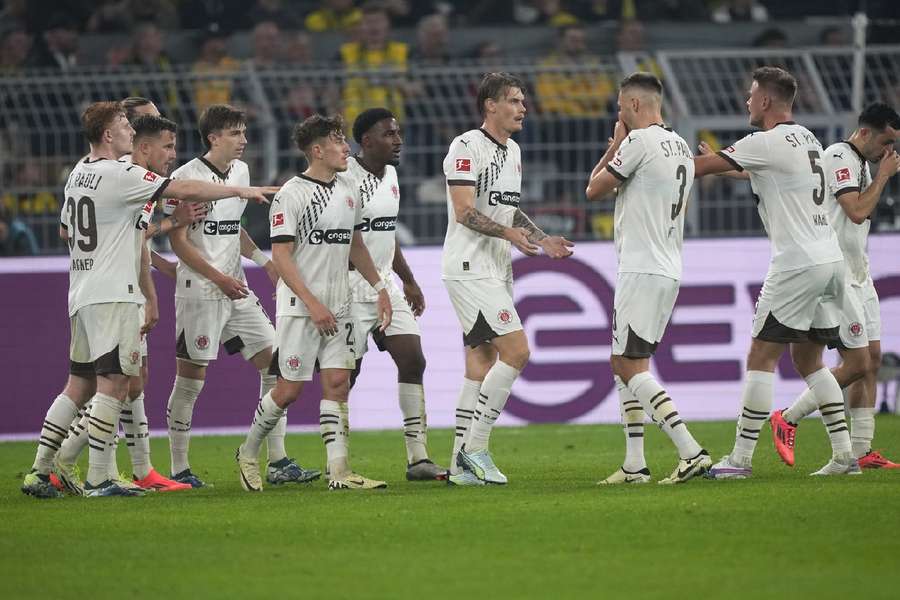 St. Pauli celebrate Smith's equaliser