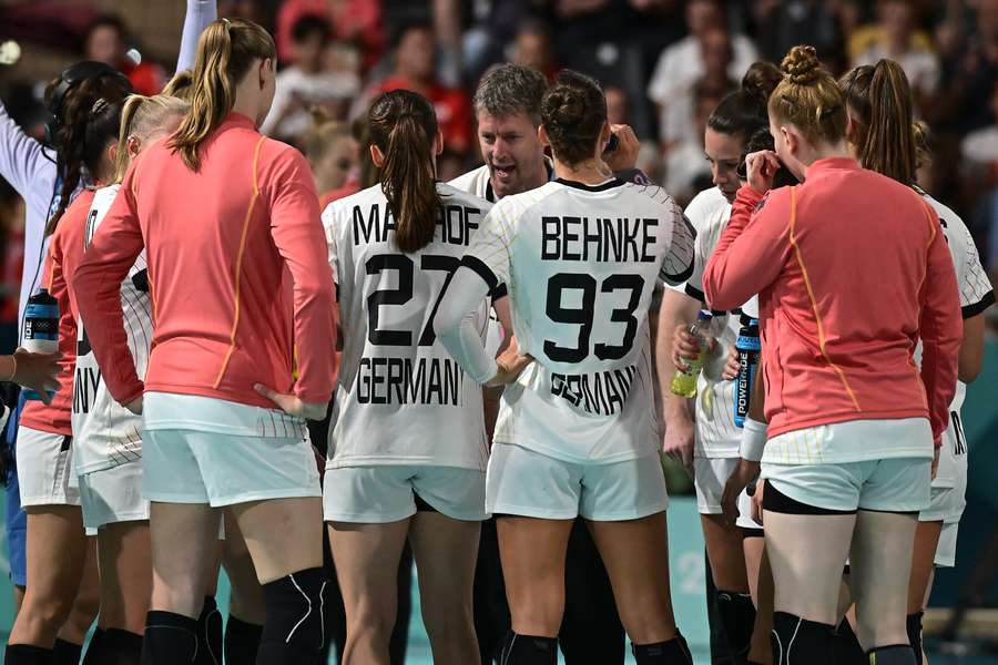 Bundestrainer Markus Gaugisch schwört die DHB-Frauen auf Sieg ein.