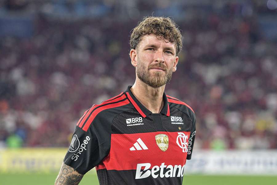 Léo Pereira sofreu um corte profundo na perna esquerda contra o Atlético-MG