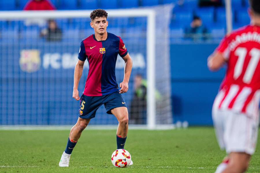 Stoper FC Barcelony Sergi Domínguez v dresu béčka.