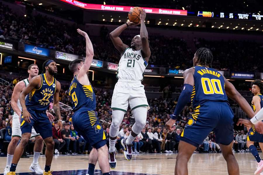 Bucks' Jrue Holiday schiet over Pacers' T.J. McConnell heen