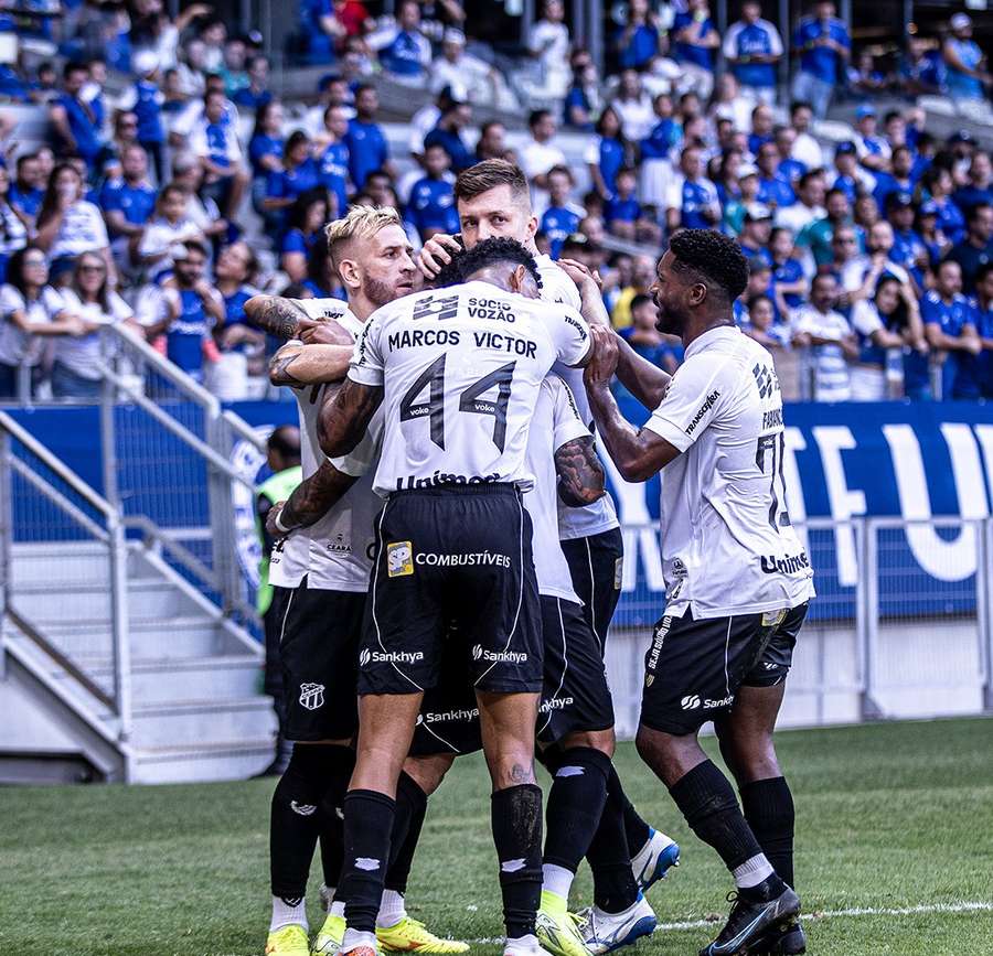 Galeano fez a festa no Mineirão