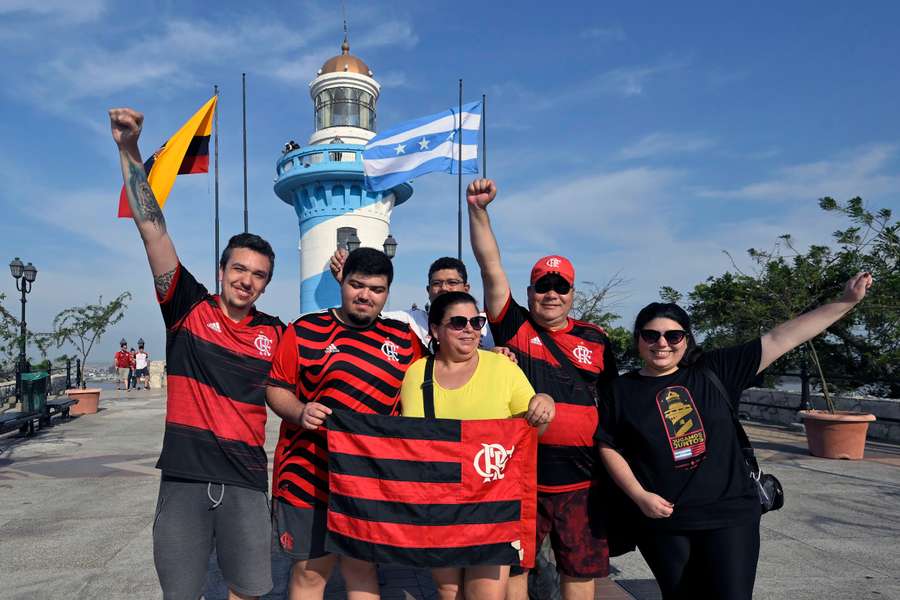 Fans del Flamengo en el Cerro Santa ana de Guayaquil.