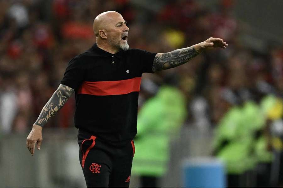 Sampaoli concordou com decisão de preparador físico que agrediu Pedro