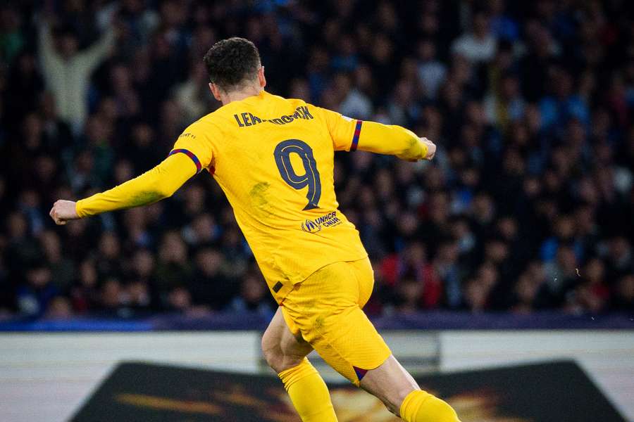 Lewandowski festeja o seu golo em Nápoles