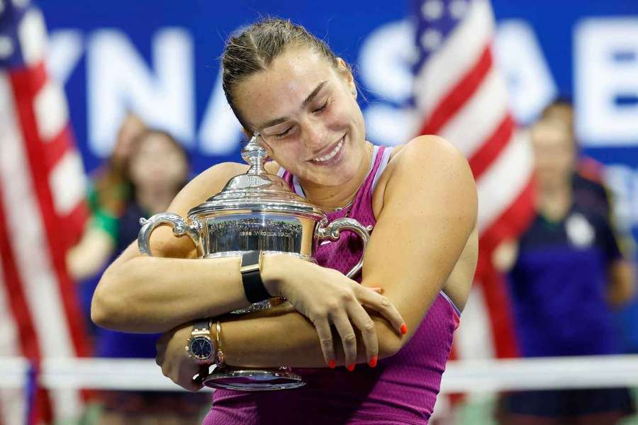 Sabalenka abraça o troféu de seu primeiro US Open