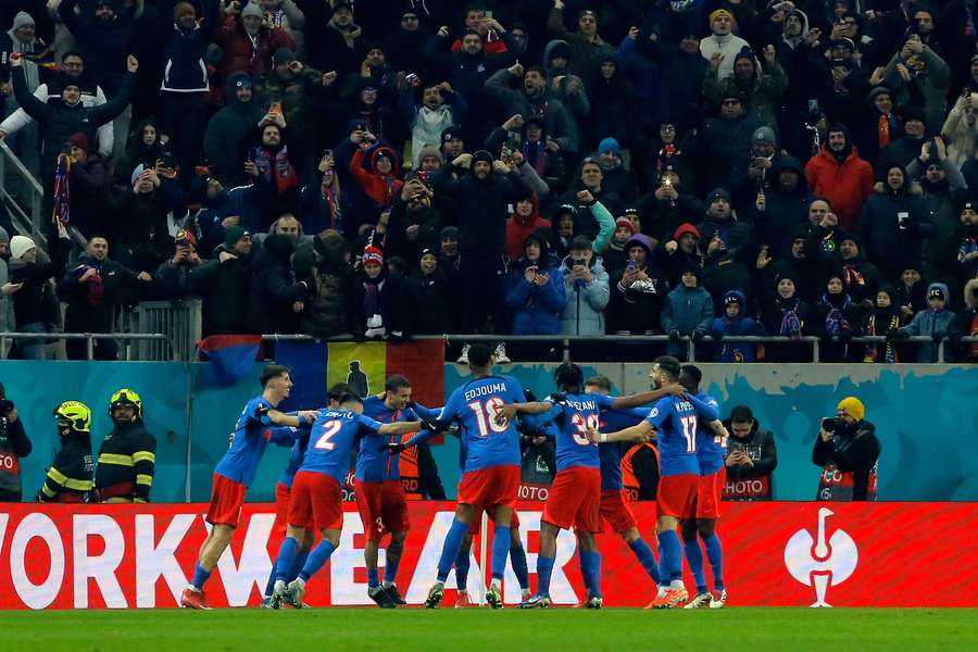 Jucătorii FCSB sărbătoresc marcarea unui gol cu PAOK în play-off-ul Europa League