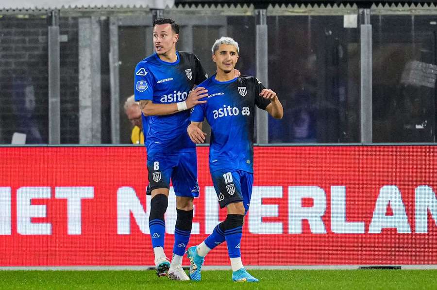 Mario Engels en Anas Ouahim van Heracles vieren de uitgoal bij AZ