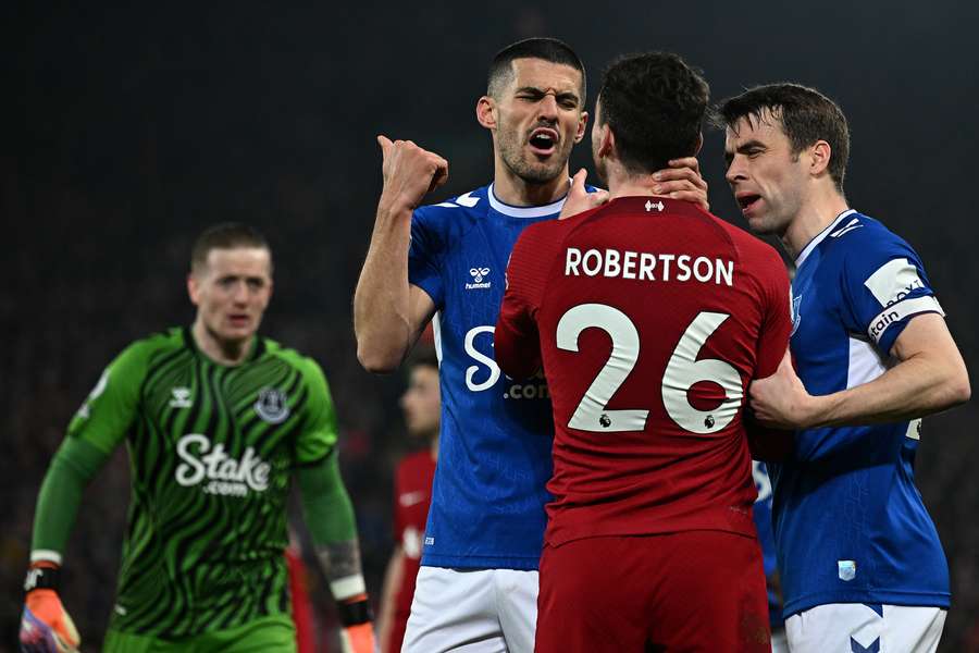 Um desentendimento entre Robertson e Pickford levou a que vários jogadores se envolvessem