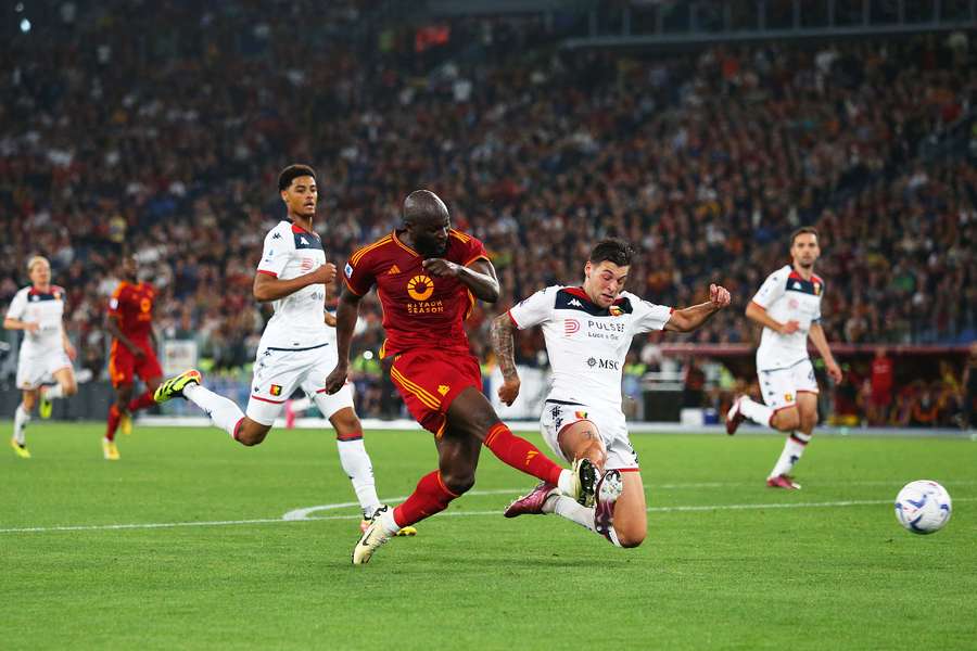 Romelu Lukaku takes a shot during Roma's match against Genoa