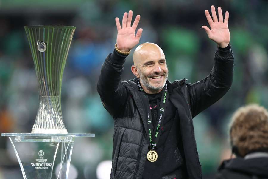 Maresca et le trophée, ce mercredi soir.