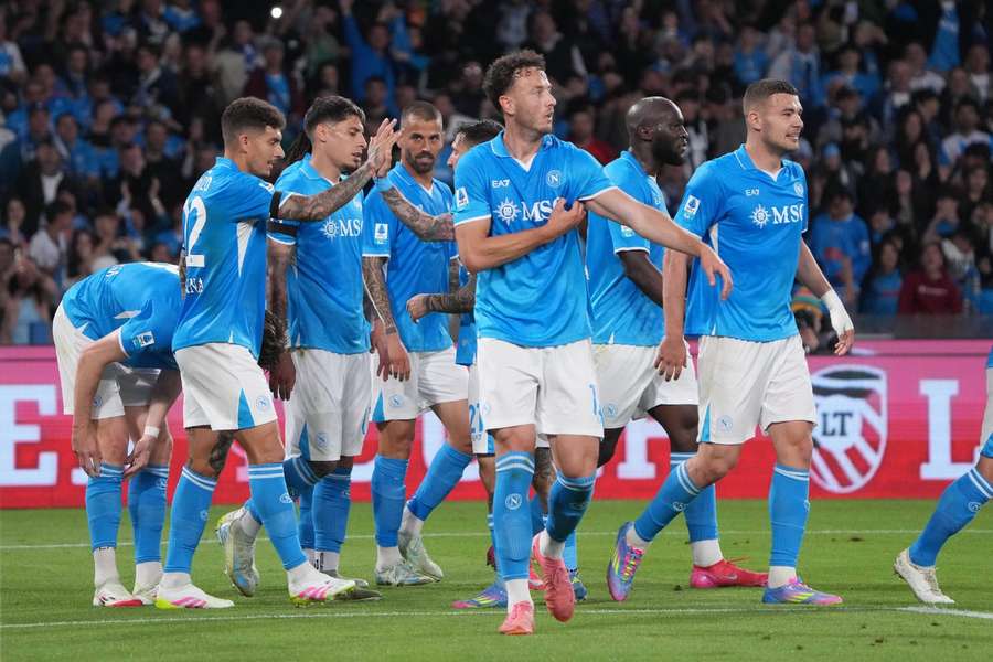 Napoli baute den Vorsprung auf Verfolger Inter Mailand zumindest vorübergehend auf sechs Punkte aus. Napoli baute den Vorsprung auf Verfolger Inter Mailand zumindest vorübergehend auf sechs Punkte aus.
