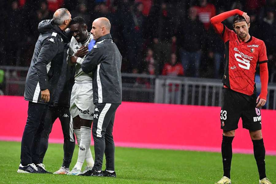 Balogun deslocou o ombro esquerdo contra o Rennes no sábado à noite. 