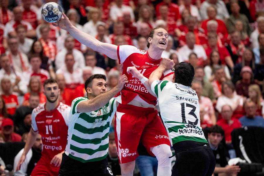 Aalborg's Juri Knorr in action against Sporting's Jan Gurri (L) and Salvador Salvador
