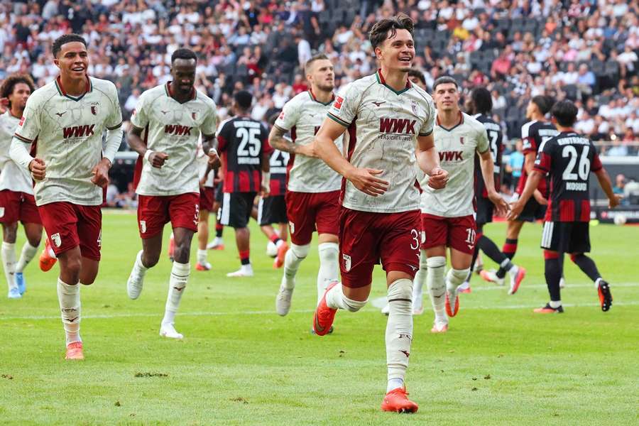 Augsburg hat auch in Frankfurt gewonnen (4:1) Augsburg hat auch in Frankfurt gewonnen (4:1)