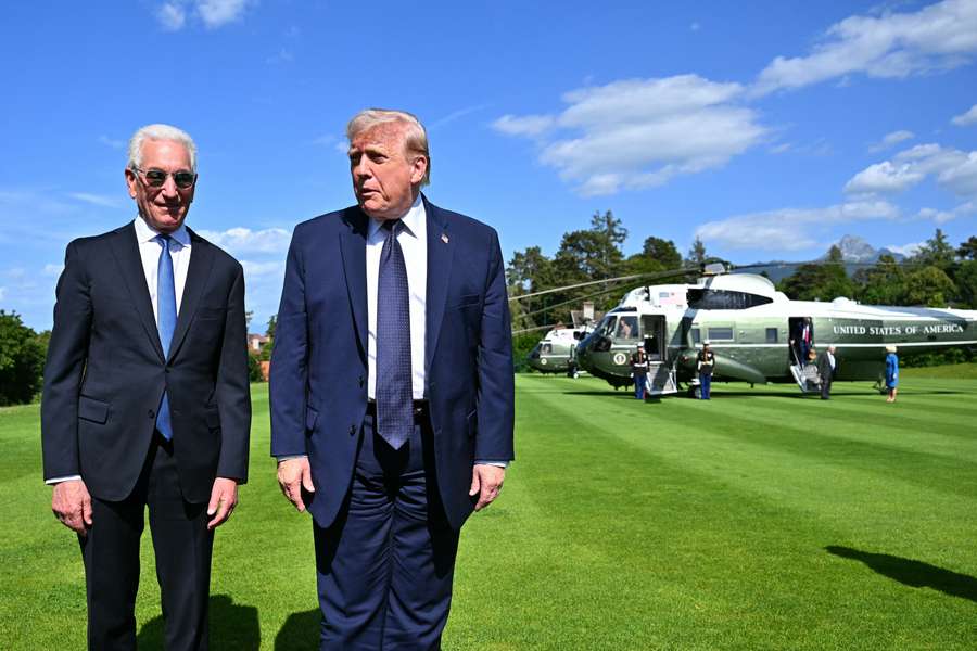 Elciopterul președintelului american Donald Trump a aterizat pe terenul de antrenament Elciopterul președintelului american Donald Trump a aterizat pe terenul de antrenament