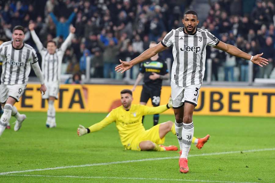 Gleison Bremer viert namens Juventus de winnende treffer in de kwartfinale van de  Coppa Italia