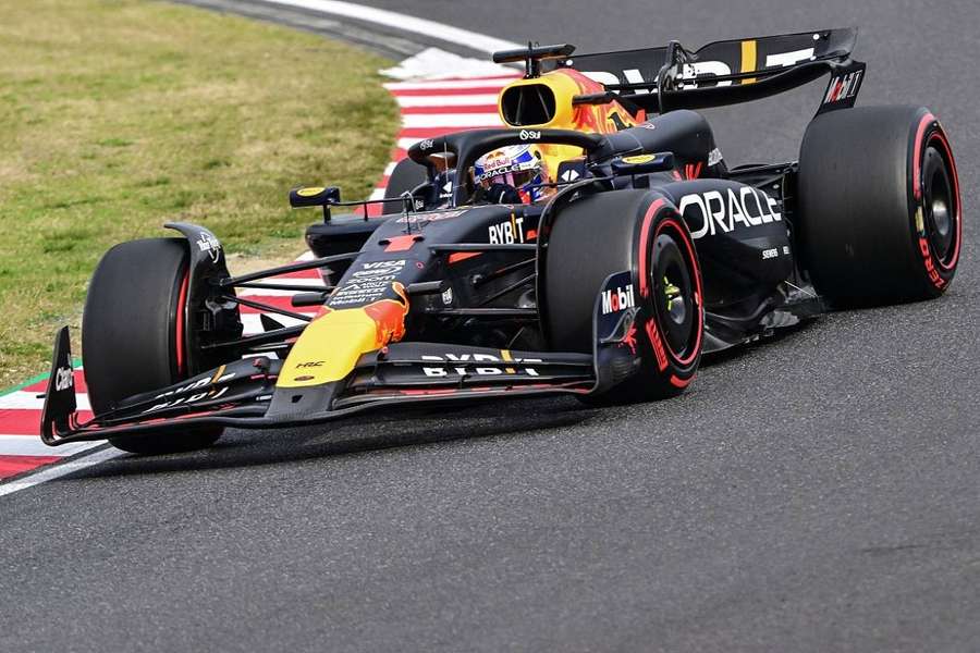 Verstappen lidera en Japón.